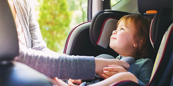 Do jakiego wieku dziecko musi jeździć w foteliku samochodowym?